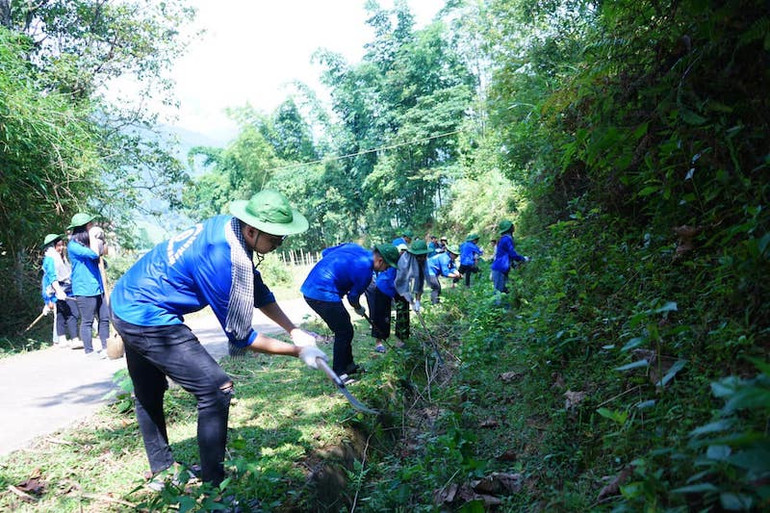 Cùng người dân dọn cỏ, phát quang bụi rậm trên đoạn đường thôn Nậm Nhìu, xã Liên Minh. Sinh viên đại học Luật Hà Nội mang “Mùa hè xanh” tới với người dân Sa Pa -0