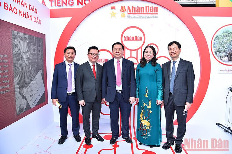 Trưởng Ban Tuyên giáo Trung ương Nguyễn Trọng Nghĩa, Phó Chủ tịch nước Võ Thị Ánh Xuân, Chủ tịch Hội Nhà báo Việt Nam Lê Quốc Minh cùng các đại biểu tại gian trưng bày của Báo Nhân Dân. (Ảnh: THỦY NGUYÊN) Khai mạc Hội Báo toàn quốc năm 2022 -0