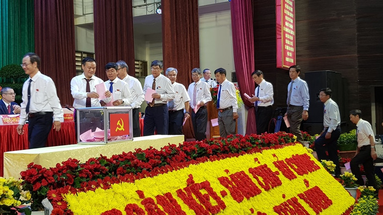 Các đại biểu bỏ phiếu bầu cử tại Đại hội. Đại hội đại biểu Đảng bộ tỉnh Phú Yên lần thứ 17 kết thúc thành công -0