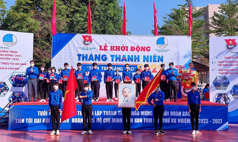 Trao quyết định chuẩn y kết nạp Đoàn cho 50 bạn đoàn viên mới. Kon Tum: Nhiều hoạt động Tháng Thanh niên và Tháng 3 biên giới -0