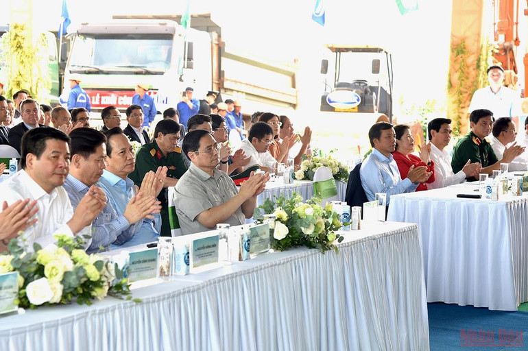 Thủ tướng Phạm Minh Chính và các đại biểu dự Lễ khởi công dự án “Tổ hợp thiên đường sữa Mộc Châu”. Thủ tướng Phạm Minh Chính dự Lễ khởi công dự án “Tổ hợp Thiên đường sữa Mộc Châu” -0
