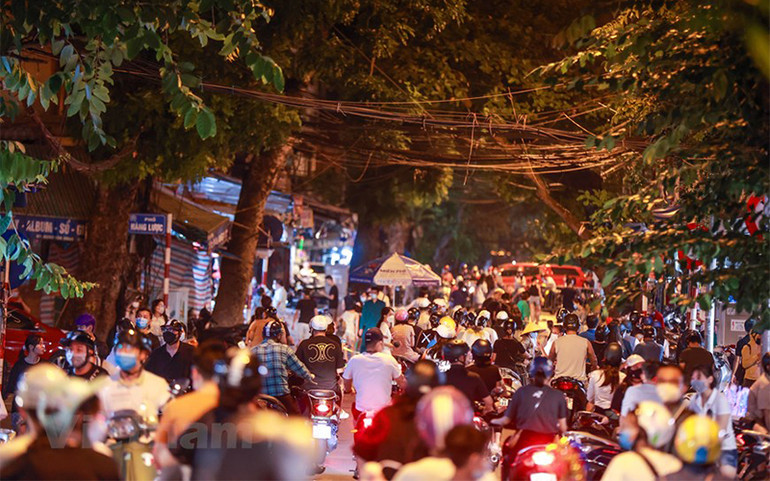 Phớt lờ lệnh cấm tụ tập, người dân vẫn lên phố Hàng Mã đón Trung Thu -0