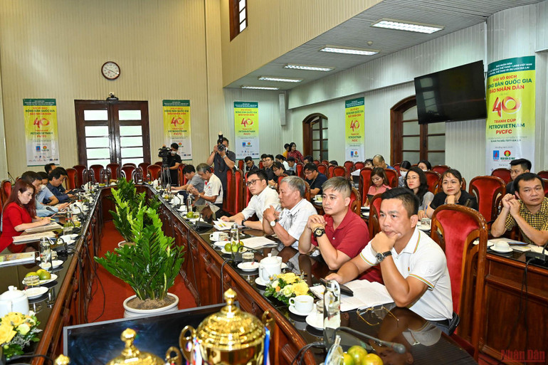 Các đại biểu cùng đại diện các cơ quan báo chí tham dự buổi họp báo. (Hình ảnh) Họp báo Giải vô địch bóng bàn quốc gia Báo Nhân Dân lần thứ 40 tranh cúp PetroVietnam PVCFC -0