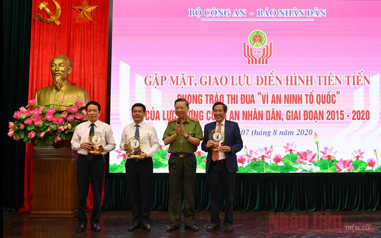 Bộ trưởng Công an Tô Lâm trao kỷ niệm chương tặng các đồng chí lãnh đạo các bộ, ban, ngành và Báo Nhân Dân. Báo Nhân Dân giao lưu các điển hình tiên tiến trong các phong trào thi đua vì an ninh Tổ quốc -0