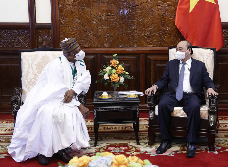 Chủ tịch nước Nguyễn Xuân Phúc tiếp Đại sứ Nigeria Hassan Adamu Mamani. (Ảnh: TTXVN) Chủ tịch nước tiếp các Đại sứ Timor Leste, Nigeria và Mông Cổ -1