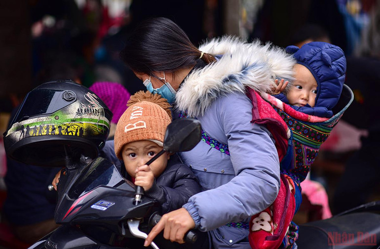 Độc đáo cảnh mẹ địu con đi chợ phiên Bắc Hà ngày giáp Tết -0
