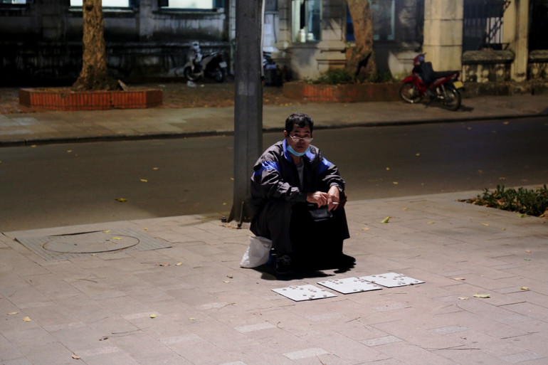 Phố đi bộ hồ Gươm vắng vẻ ngày đầu hoạt động trở lại -0