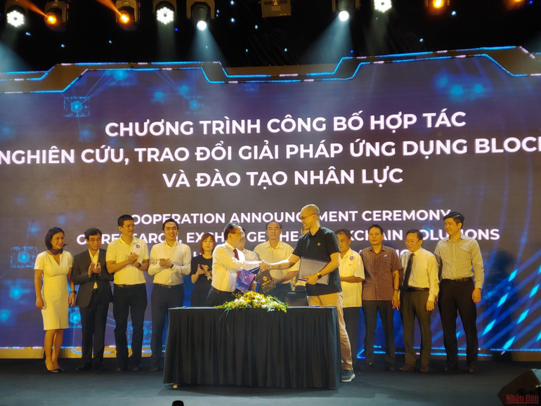 Ký kết hợp tác giữa Hiệp hội Blockchain Việt Nam và Binance. (Ảnh: TRUNG HƯNG) Thúc đẩy ứng dụng blockchain trong phát triển kinh tế-xã hội ở Việt Nam -0