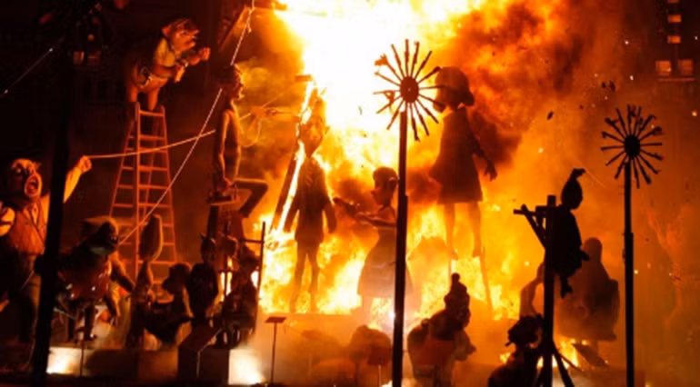 Độc đáo lễ hội lửa và hình nộm “Las Fallas” tại Valencia, Tây Ban Nha -0
