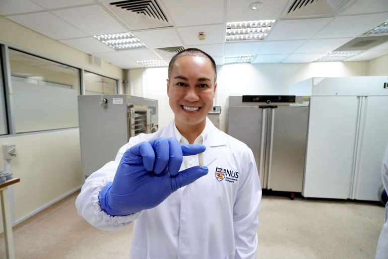 PGS Dương Minh Hải, Đại học Quốc gia Singapore. (Ảnh: NUS) Hai nhà khoa học gốc Việt sáng chế viên