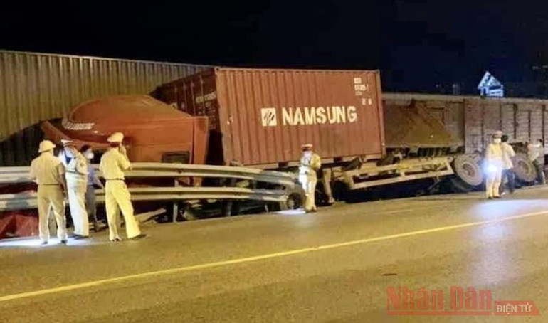 Nam Định: Xe container “leo” lên đường ray, bị tàu hàng tông trúng -0