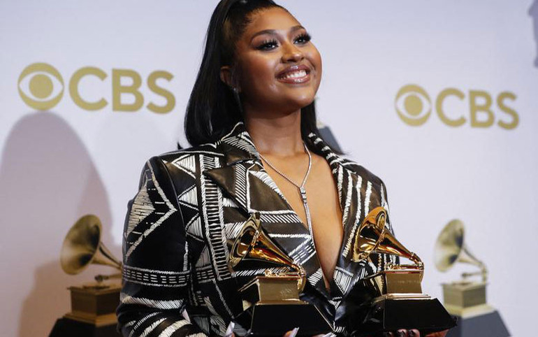 Jazmine Sullivan Tie với 2 giải Grammy của mình. Những hình ảnh tưng bừng tại lễ trao giải Grammy 2022 -3
