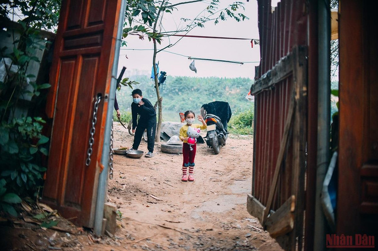 Những ngày cận Tết ở “xóm nhà phao” -0