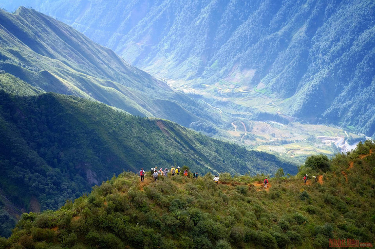 Đây là chặng đường gây mất sức nhất trong toàn bộ hành trình, do vừa đi sau giờ ăn trưa, nắng nóng cùng quãng đường liên tục là những con dốc chỉ có lên mà không xuống, những con dốc đất này nếu gặp trời mưa sẽ cực kỳ trơn trượt. 6_Ta_Chi_Nhu-1613380638502.jpg