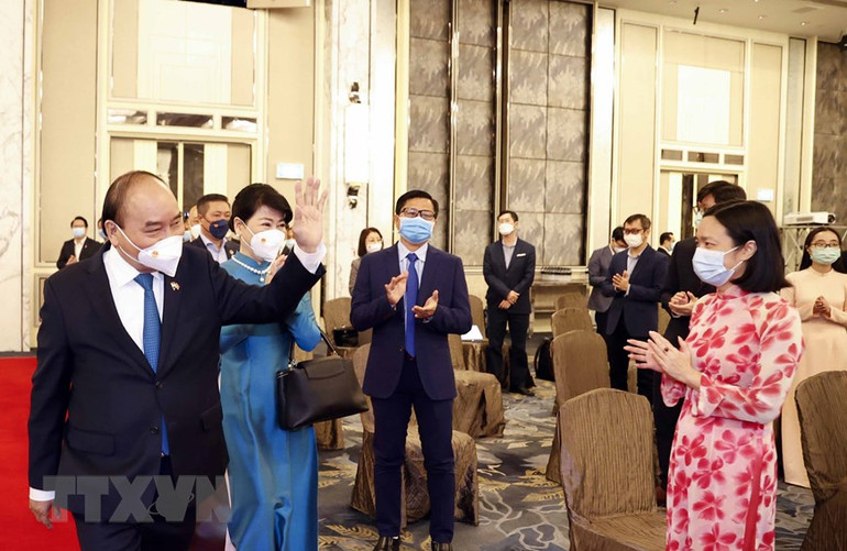 Chủ tịch nước gặp gỡ cán bộ, nhân viên ĐSQ và cộng đồng người Việt Nam -0