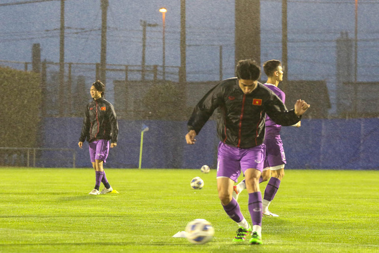 Mưa lạnh thử lòng thầy trò huấn luyện viên Park Hang-seo -0