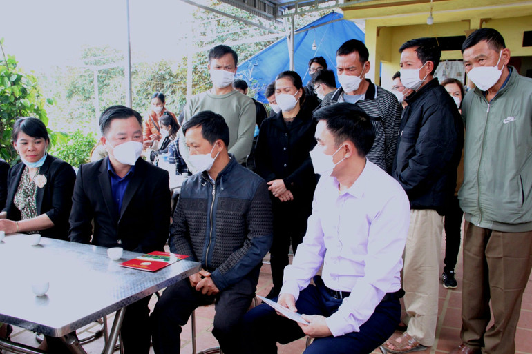 Đại diện Ủy ban MTTQ TP Hà Nội tới thăm hỏi, động viên gia đình chị Nguyễn Thị Mai Anh, trú tại thôn An Hòa, xã Tản Lĩnh, huyện Ba Vì. Thăm hỏi, hỗ trợ gia đình các nạn nhân bị thiệt mạng trong hai vụ cháy -0