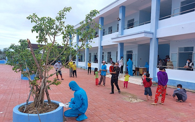 Cà Mau “căng mình” đón người dân về xuyên đêm -0