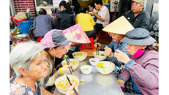 Bữa trưa ngon miệng của các chị bán ve chai tại quán cơm Tùy Tâm. Quán cơm Tùy Tâm -0