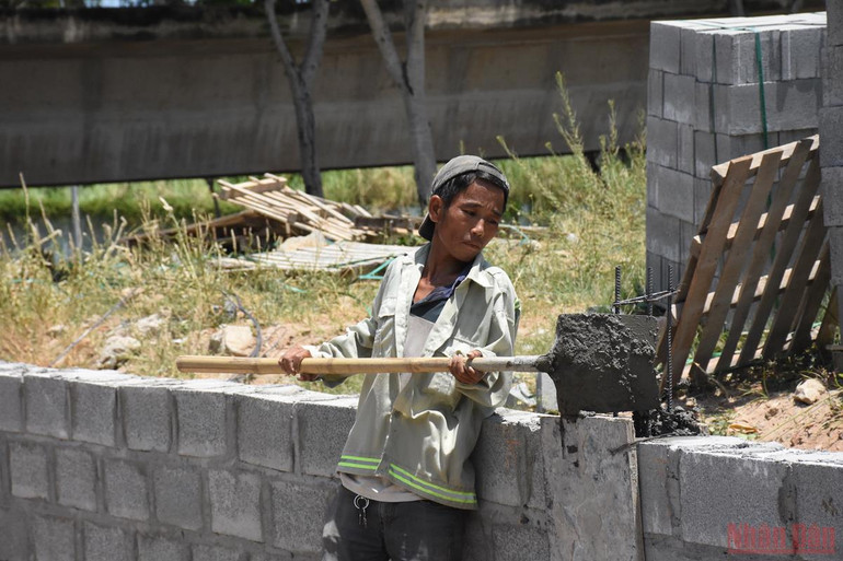 Lao động dưới trời nắng nóng gay gắt -0