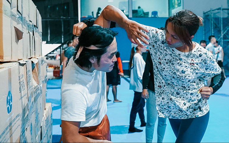 H’Hen Niê “đánh thật, ngã thật” trong phim -0