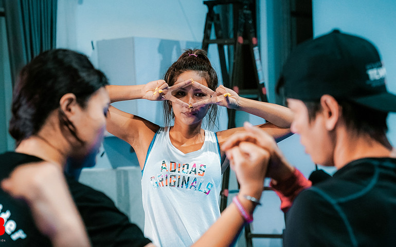 H’Hen Niê “đánh thật, ngã thật” trong phim -0