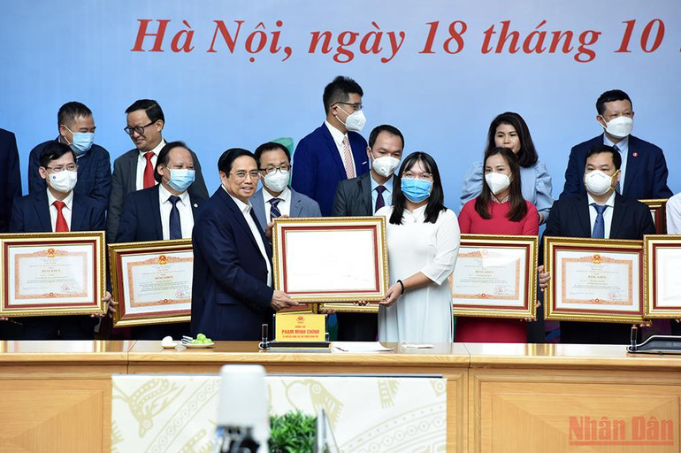 Thủ tướng gặp mặt các y bác sĩ tuyến đầu chống dịch -0