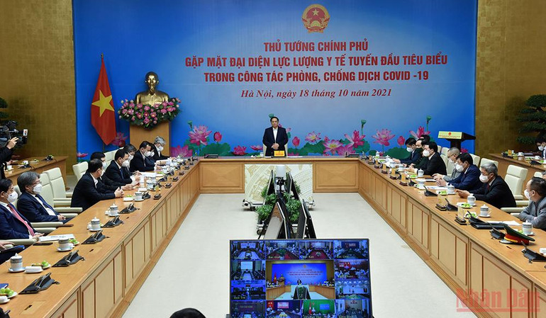 Thủ tướng gặp mặt các y bác sĩ tuyến đầu chống dịch -0