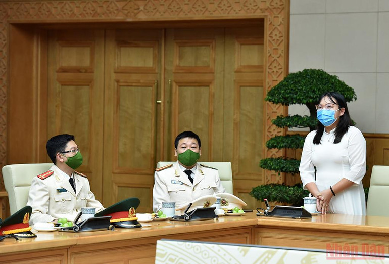 Thủ tướng gặp mặt các y bác sĩ tuyến đầu chống dịch -0