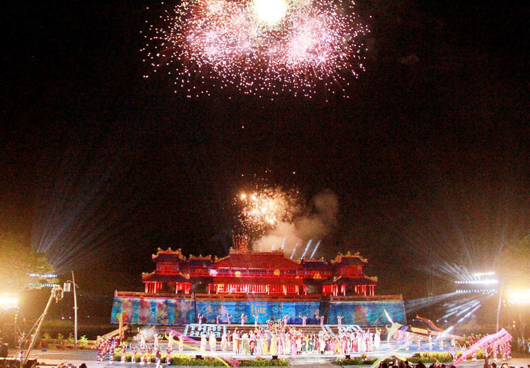 Chương trình khai mạc Tuần lễ Festival Huế 2022 kết thúc với màn pháo hoa rực rỡ, mở ra một chuỗi hoạt động văn hóa nghệ thuận phong phú. Khai mạc Tuần lễ Festival Huế 2022 -0