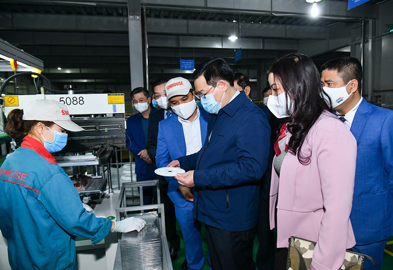 Lãnh đạo TP Hà Nội động viên công nhân, nông dân đẩy mạnh sản xuất -0