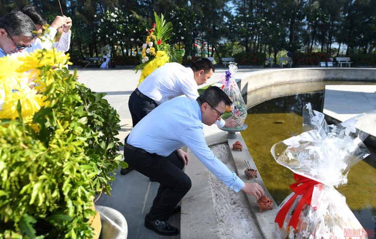 Tổng Biên tập Báo Nhân Dân Lê Quốc Minh cùng các thành viên của Đoàn lên dâng hương. Đoàn báo Nhân Dân dâng hương, dâng hoa tưởng niệm các chiến sĩ Gạc Ma hy sinh tại vùng biển Trường Sa. -0