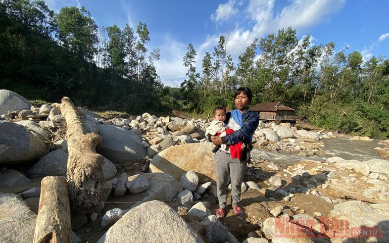 Sạt lở núi vùi làng -0
