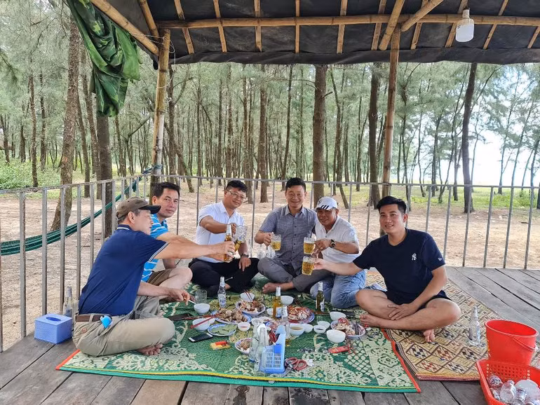 Ngư dân đi lùi “kéo” mặt trời lên -0