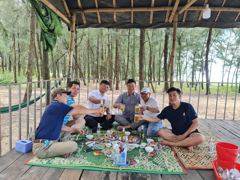 Ngư dân đi lùi “kéo” mặt trời lên -0