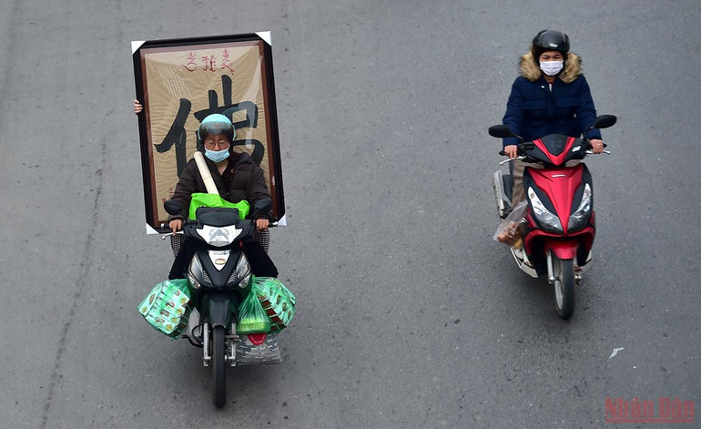 Hà Nội: Người dân lỉnh kỉnh đồ đạc về quê ăn Tết, nhiều tuyến đường ùn ứ -0