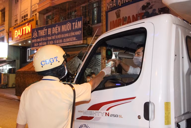 Người dân chấp hành nghiêm quy định hạn chế ra đường sau 18 giờ -0