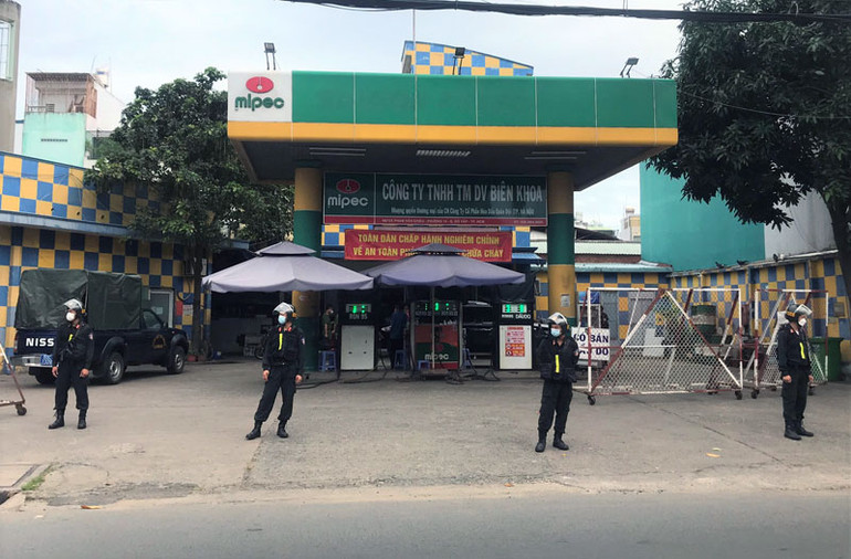 Lực lượng công an phong tỏa phục vụ công tác khám xét trụ sở Công ty TNHH thương mại dịch vụ Biên Khoa. Bắt thêm một giám đốc công ty liên quan đường dây xăng giả ở Đồng Nai -0