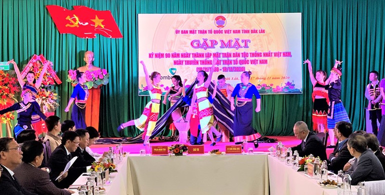 Buôn làng vui Ngày hội lớn -0