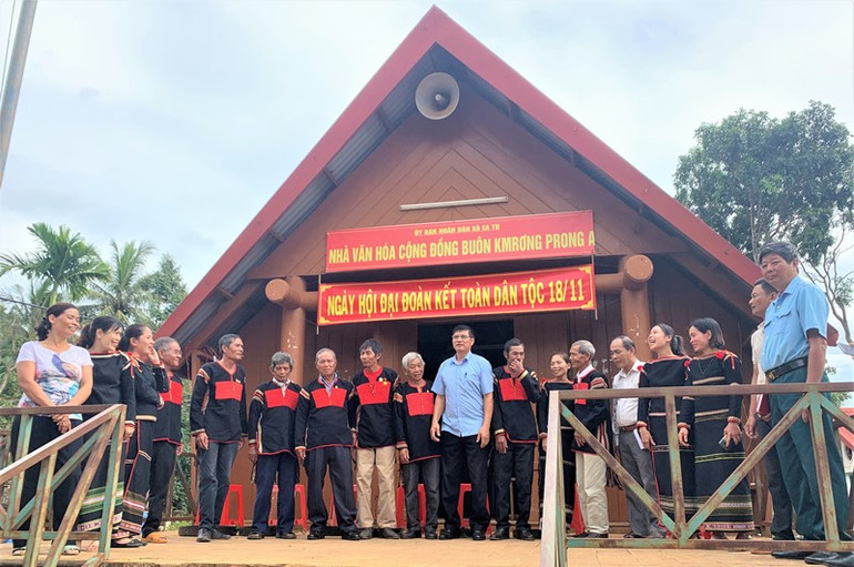 Buôn làng vui Ngày hội lớn -0