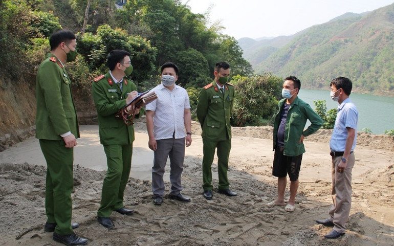 Lực lượng công an phối hợp xã Mường Khoa lập biên bản xử lý các bãi tập kết cát trái quy định. 3_2-1648445162631.jpg
