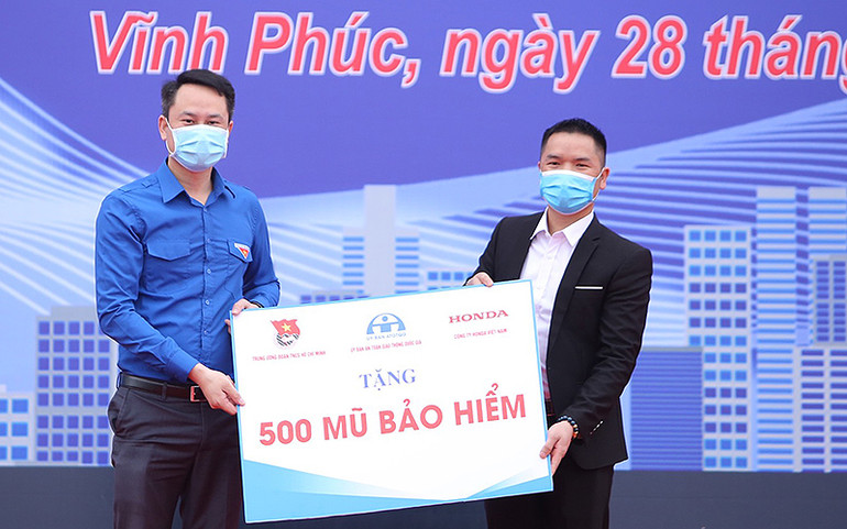 Bí thư Tỉnh đoàn Vĩnh Phúc Nguyễn Kim Quy (bên trái trong ảnh) nhận 500 mũ bảo hiểm do đại diện Ban tổ chức chương trình trao tặng đoàn viên, thanh niên, học sinh, sinh viên tỉnh Vĩnh Phúc. 3_IMG_8803-1648439716984.jpg