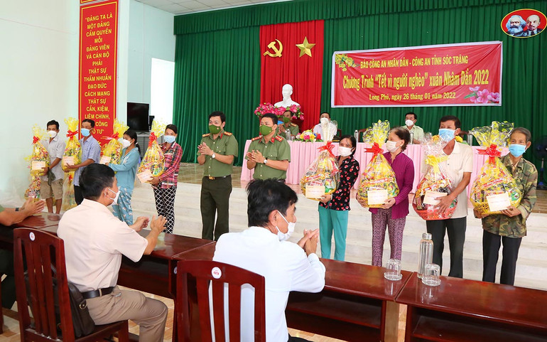 Trao quà cho người dân có hoàn cảnh khó khăn tại huyện Long Phú. Lan tỏa yêu thương “Tết vì người nghèo” -0