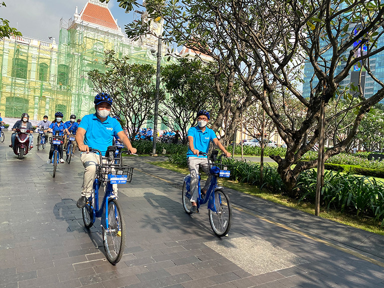 Người dân TP Hồ Chí Minh trải nghiệm sử dụng xe đạp công cộng tại lễ khai trương sáng 16/12. TP Hồ Chí Minh khai trương dịch vụ xe đạp công cộng -0