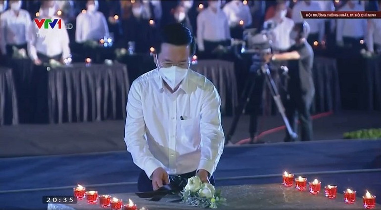 Trong không khí trang nghiêm, Thường trực Ban Bí thư Võ Văn Thưởng cầm bó hoa trắng đặt lên bàn, thắp nhang thực hiện nghi thức tưởng niệm. Lễ tưởng niệm đồng bào tử vong và cán bộ, chiến sĩ hy sinh trong dịch Covid-19 -0