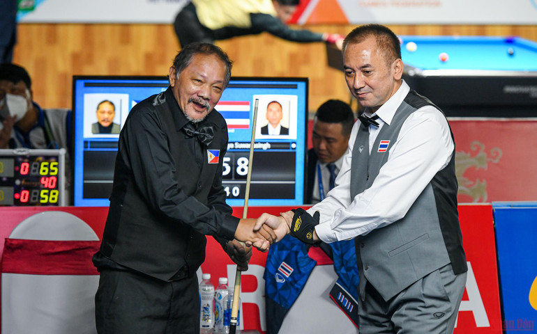 Sau gần 1,5 giờ thi đấu, cuối cùng tay cơ huyền thoại 68 tuổi đã đánh bại đối thủ đến từ Thái Lan với tỷ số chung cuộc 65-58.