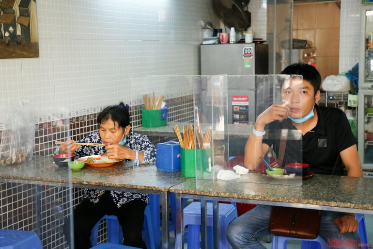 Hàng quán Hà Nội dựng vách ngăn phòng Covid-19 -0