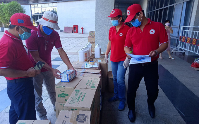 Tặng nhu yếu phẩm cho khu cách ly và y bác sĩ -0