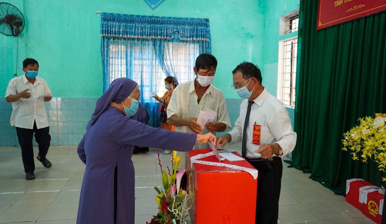 Đồng bào các dân tộc, tôn giáo ở Thừa Thiên Huế nô nức đi bầu cử -0