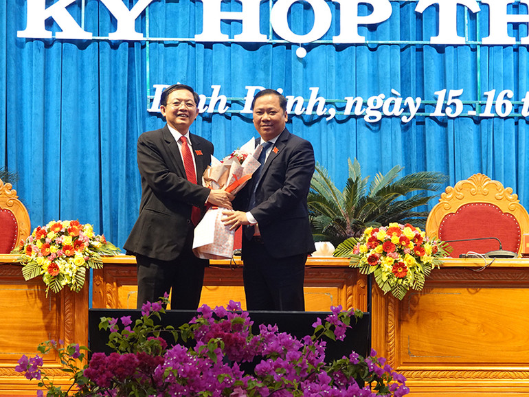 Ông Hồ Quốc Dũng, Bí thư Tỉnh ủy, Chủ tịch Hội đồng nhân dân tỉnh khóa XIII (trái) chúc mừng ông Nguyễn Phi Long, Phó Bí thư Tỉnh ủy, tái đắc cử chức danh Chủ tịch Ủy ban nhân dân tỉnh Bình Định, nhiệm kỳ 2021 - 2026. Ông Hồ Quốc Dũng tái đắc cử Chủ tịch Hội đồng nhân dân tỉnh Bình Định -0